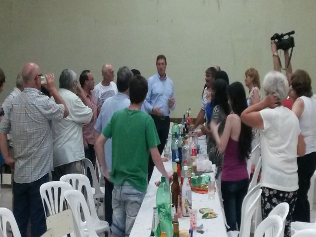 García Aresca compartió una cena con vecinos de Barrio 2 Hermanos