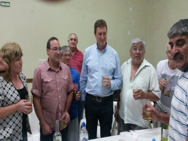 García Aresca compartió una cena con vecinos de Barrio 2 Hermanos