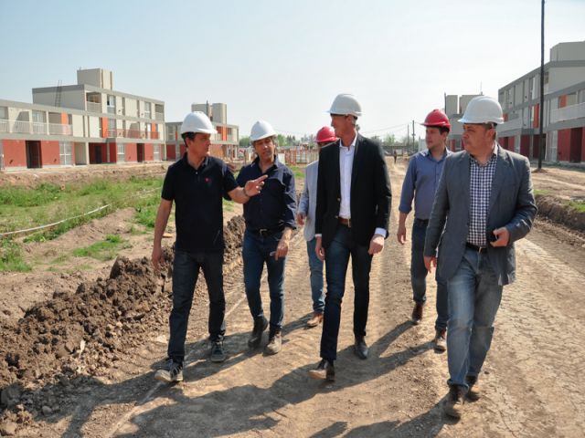 El intendente García Aresca recorrió las obras de las 432 viviendas del plan Procrear 