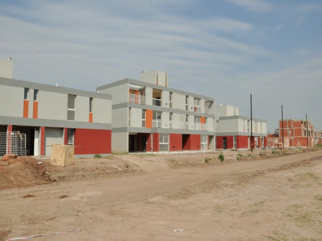 El intendente García Aresca recorrió las obras de las 432 viviendas del plan Procrear 