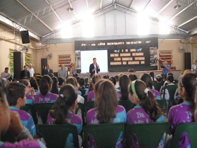 El intendente García Aresca participó de charla por uso del casco en la escuela Julio A. Roca 