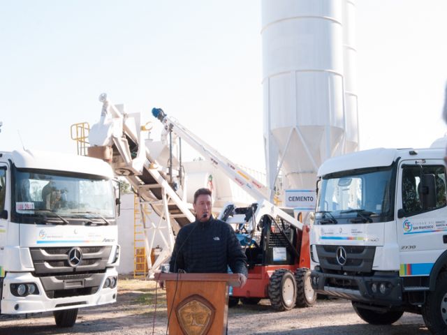 El intendente García Aresca entregó nuevas maquinarias para la Planta Hormigonera Municipal 