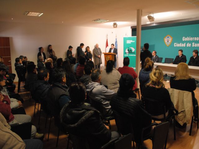 García Aresca entregó 31 nuevas escrituras sociales a vecinos de  barrios La Milka y Parque  
