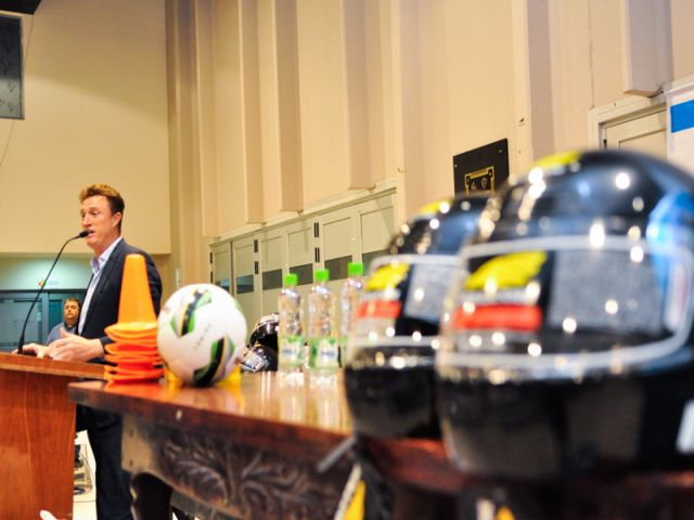 El intendente García Aresca entregó elementos deportivos a clubes de Baby Fútbol
