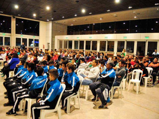 El intendente García Aresca entregó elementos deportivos a clubes de Baby Fútbol