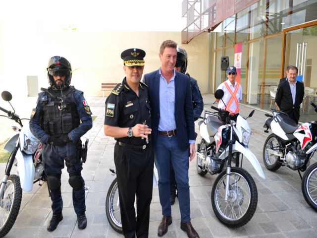 García Aresca entregó dos motos para FPA y Policía Municipal y encabezó reunión del Consejo de Seguridad