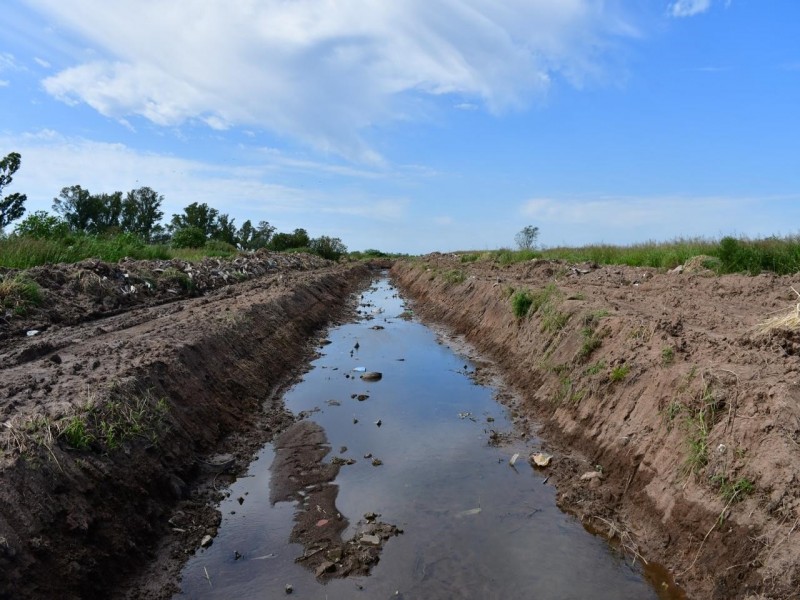 El municipio junto a la provincia realizan la limpieza de canales de desagües pluviales
