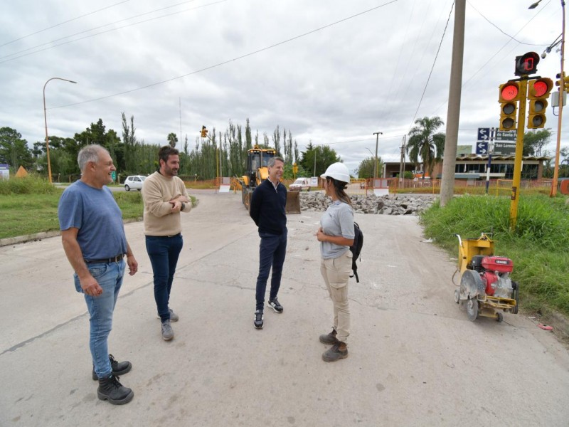 En calle San Lorenzo comenzó el Plan Municipal de Bacheo 2024 