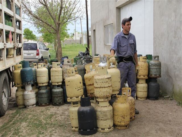 Segunda entrega de garrafas sociales en la ciudad