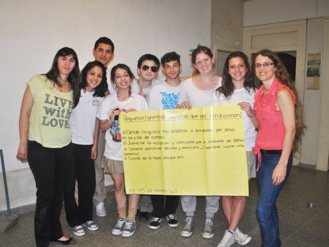 Charla de prevención sobre violencia en el noviazgo en IPEM 315