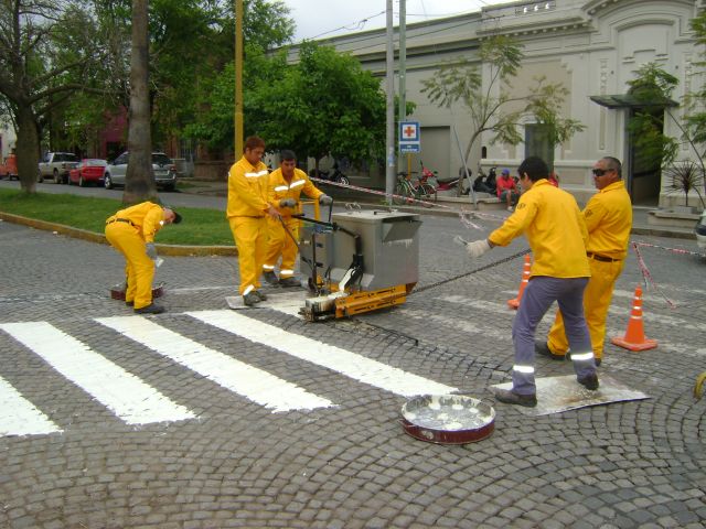 Trabajos de pintura en  las sendas peatonales