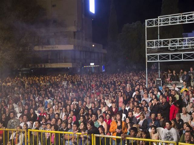 Multitudinario festejo del Día de la Madre