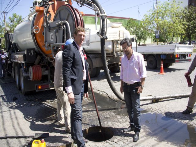 García Aresca supervisó la limpieza de desagües cloacales y pluviales 