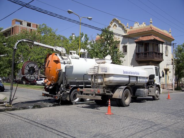 García Aresca supervisó la limpieza de desagües cloacales y pluviales 
