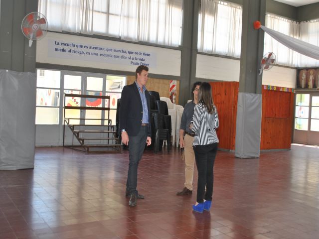 García Aresca recorrió las escuelas José M. Paz y José B. Iturraspe