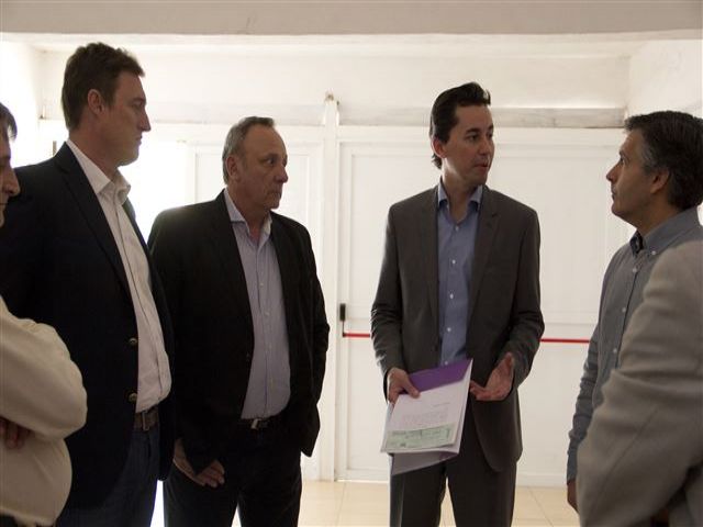 Ministro Manuel Calvo entregó fondos a instituciones de la ciudad y a municipios de la region