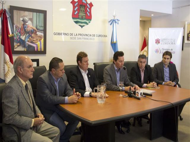 Ministro Manuel Calvo entregó fondos a instituciones de la ciudad y a municipios de la region