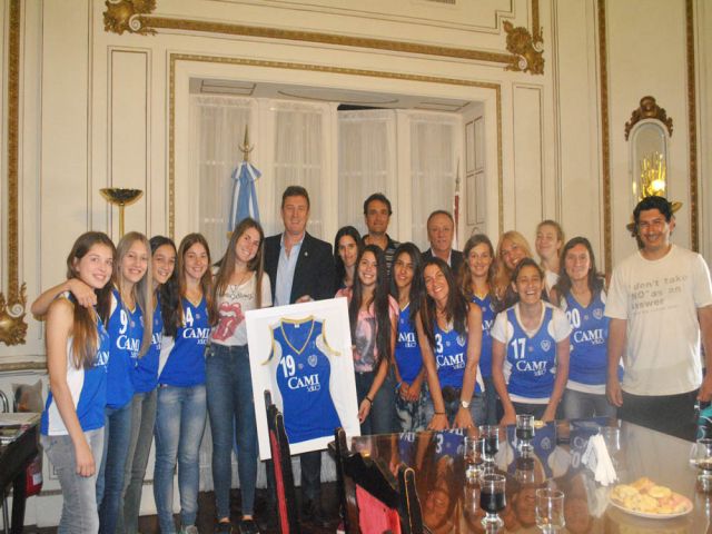 El intendente municipal recibió la visita de jugadoras de hockey