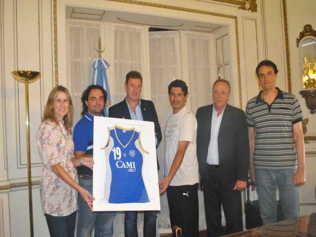 El intendente municipal recibió la visita de jugadoras de hockey