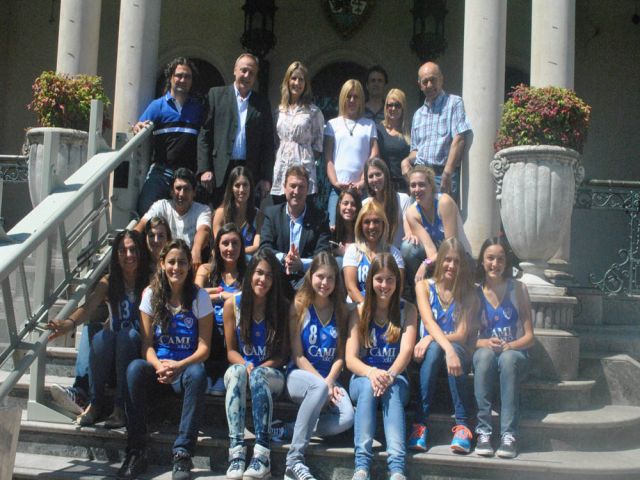 El intendente municipal recibió la visita de jugadoras de hockey