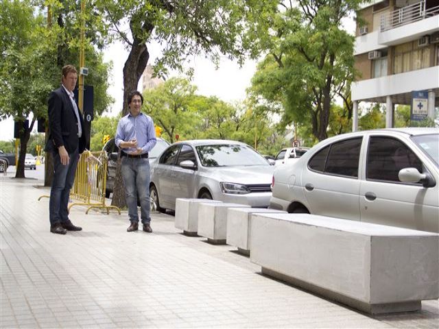 El municipio coloca nuevos bancos en el centro de la ciudad