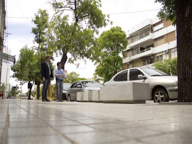 El municipio coloca nuevos bancos en el centro de la ciudad