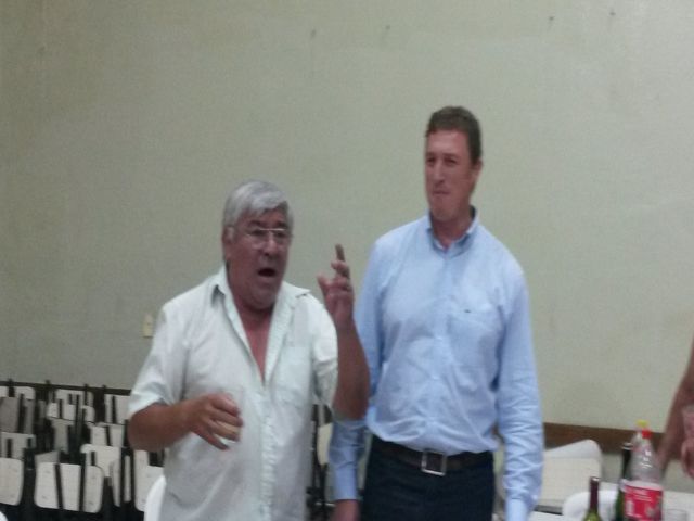 García Aresca compartió una cena con vecinos de Barrio 2 Hermanos