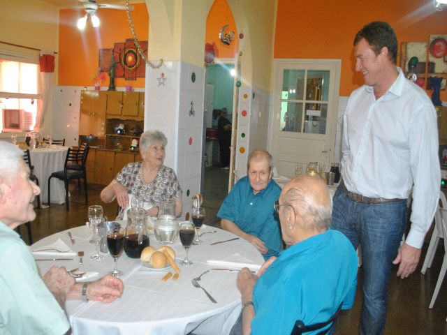 Almuerzo  de fin de año con los abuelos del Hogar de Ancianos Enrique J. Carrá