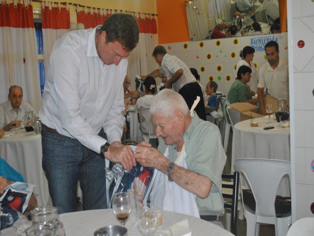 Almuerzo  de fin de año con los abuelos del Hogar de Ancianos Enrique J. Carrá