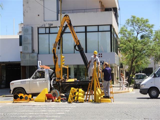 Semáforos de cuenta regresiva en el microcentro de la ciudad