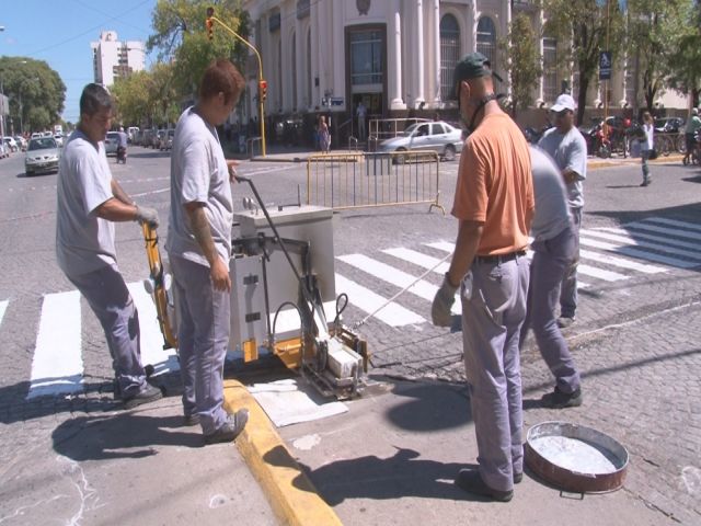 Sigue la demarcación de sendas peatonales y cordones en el centro