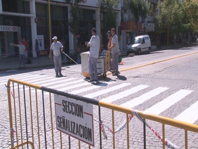 Sigue la demarcación de sendas peatonales y cordones en el centro
