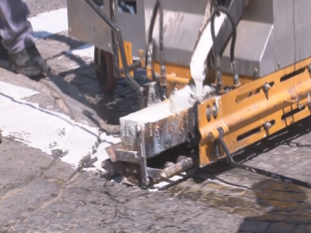 Sigue la demarcación de sendas peatonales y cordones en el centro
