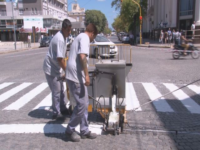 Sigue la demarcación de sendas peatonales y cordones en el centro