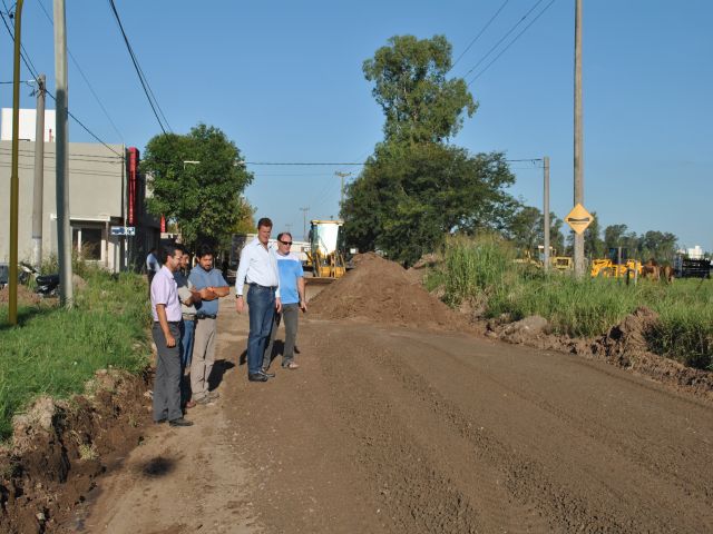 García Aresca supervisa arreglo de calles en los barrios