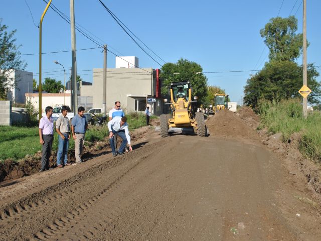 García Aresca supervisa arreglo de calles en los barrios