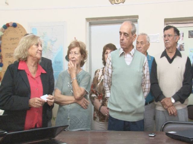 García Aresca dio inicio al curso de computación para adultos mayores