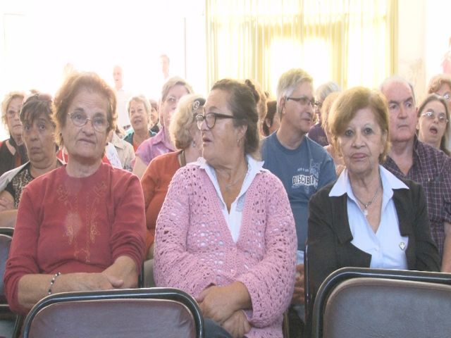 García Aresca dio inicio al curso de computación para adultos mayores