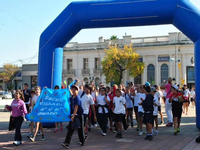 2000 estudiantes realizaron caminata saludable