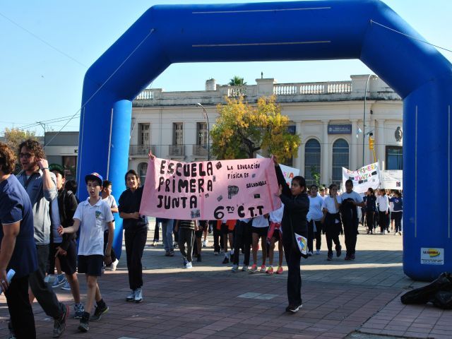 2000 estudiantes realizaron caminata saludable