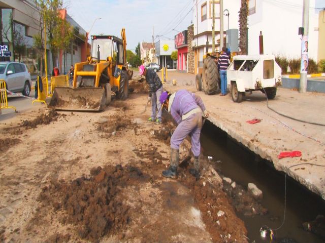 Arreglos en la rotonda de acceso oeste y en el canal de desagües pluviales de Av. Caseros