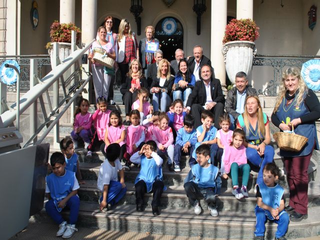 Jardín de Infantes H. Bouchard entregó escarapelas a funcionarios 