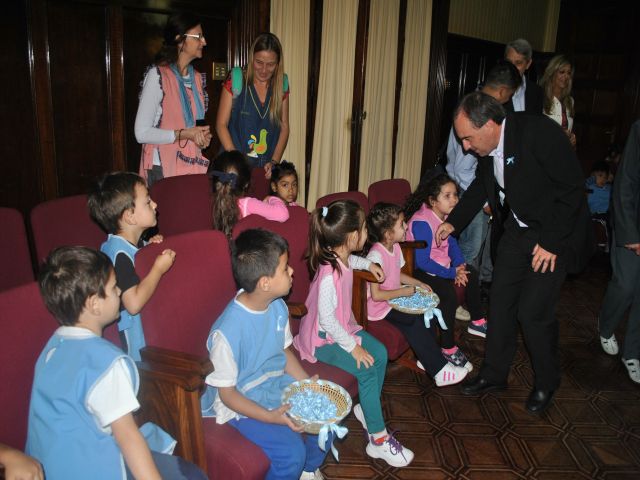 Jardín de Infantes H. Bouchard entregó escarapelas a funcionarios 