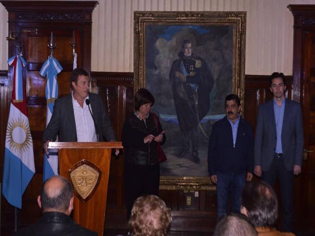 La provincia entregó maquinaria, aportes y se firmó convenio para la ciudad