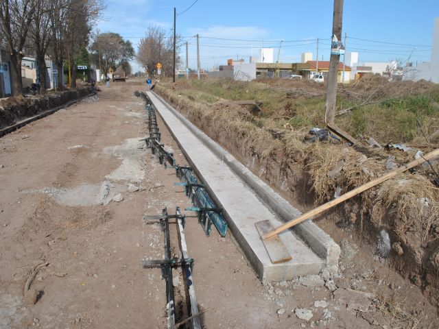 Avanza la segunda etapa de la obra de cordón cuneta en barrio 20 de Junio 