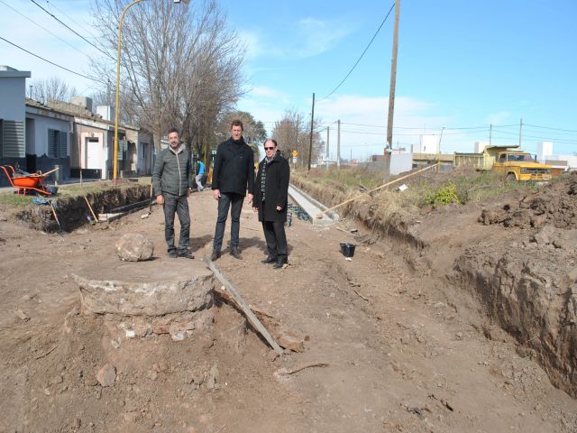 Avanza la segunda etapa de la obra de cordón cuneta en barrio 20 de Junio 