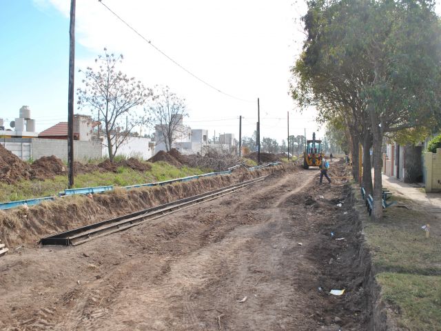 Avanza la segunda etapa de la obra de cordón cuneta en barrio 20 de Junio 