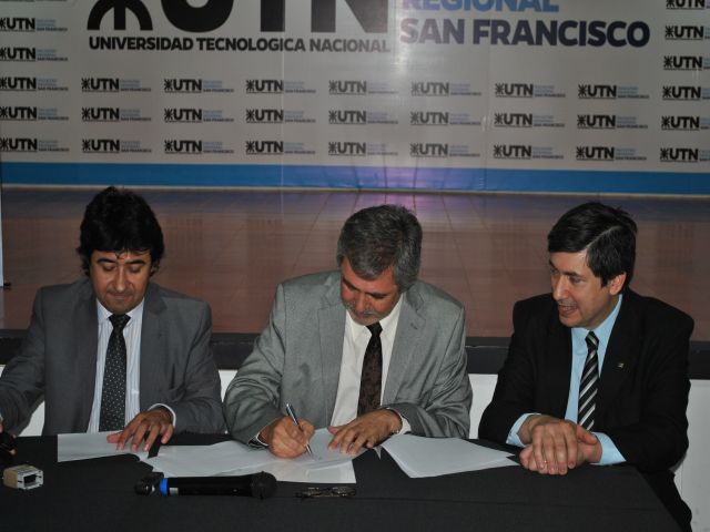 Firma de convenio entre UTN San Francisco y Escuela Proa