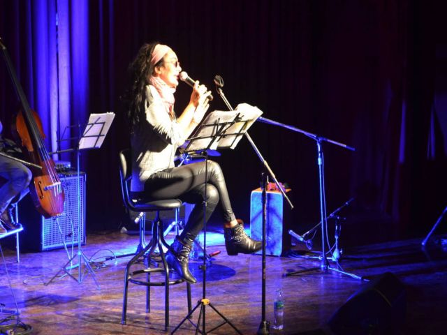 Exitosa presentación de la cantante francesa Alex Pandev