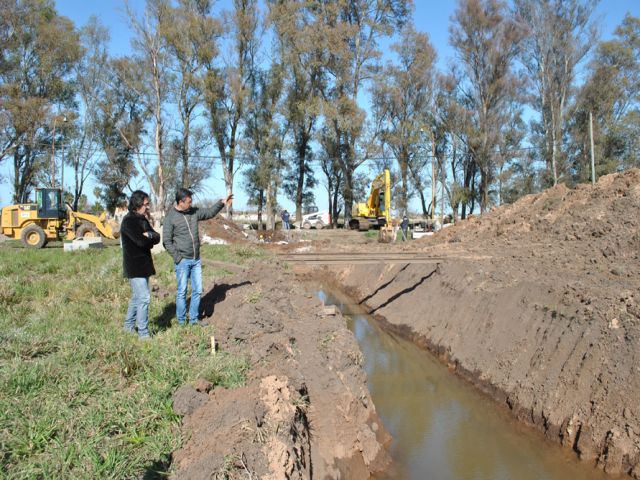 Trabajan en la rectificación de cuneta oeste y alcantarillado de Av. Maipú